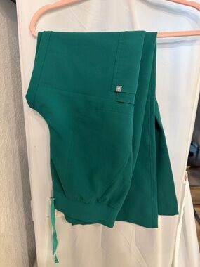 Figs Wide-Leg Scrub Pants in Hunter Green